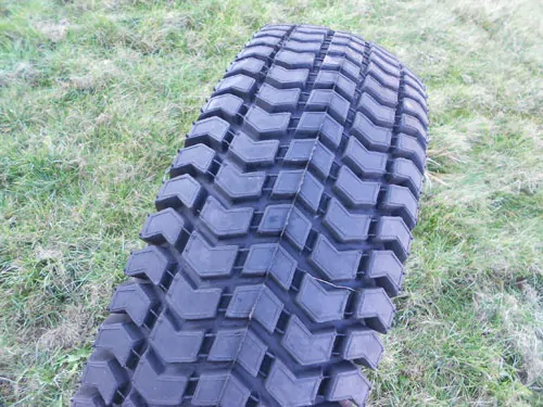 Pneu Gazon 20" AR - Iseki : Sial, Sial/Hunter, Sial/Hunter 18S/TH18, TF17, TU160, TU165, TU167, TU PP
Kubota : B1-16, GB18(F), GB160
Yanmar : F13, F16, YM1502, YM1602
