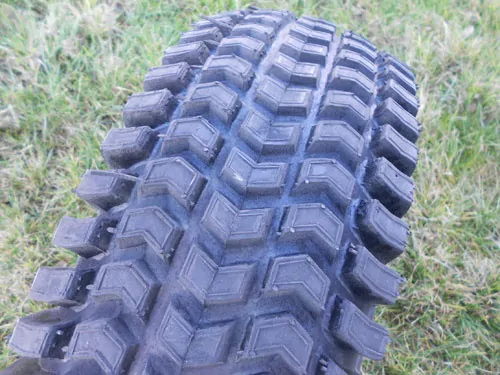 Pneu gazon 12" - Iseki : Sial, Sial/Hunter, Sial/Hunter 16S/TH16, TE3210, TF3, TF5, TF17, TF19, TM, TM15, TM17, TM215(H), TM217(H), TM3160, TM3200, TM3240, TU, TU125, TU130, TU135, TU137, TU140, TU145, TU147, TU150, TU155, TU157, TU160, TU165, TU167, TU175, TU315, TU1400, TU1500, TU1600, TU PP, TX, TX1210, TX1300, TX1410, TX1510, TX2140, TX2160
Kubota : A-155, A-175, A-195, A13, A14, A15, Aste, B1-14, B1-15, B1-16, B1-17, B40, B72, B92, B1200, B1410, B1550, B1610, B1620, B1750, B1820, B1830, B1902, B4200, B6000, B6001, B6100, B7000, B7001, B7100, GB13, GB14, GB15, GB16(F), GB18(F), GB20(F), GB130, GB140, GB150, GB160, GB170, GB180, GB200, XB1
Yanmar : F14, F15, F16, Ke, YM1300, YM1301, YM1401, YM1502, YM1510, YM1602
Zen-Noh : ZB1902, ZB6000, ZB6001, ZB6100, ZB7000, ZB7001, ZB7100
